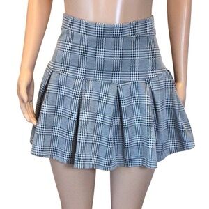 Hesperus Women’s Skirt Size Medium Gray Plaid Pleated Mini Skater Preppy